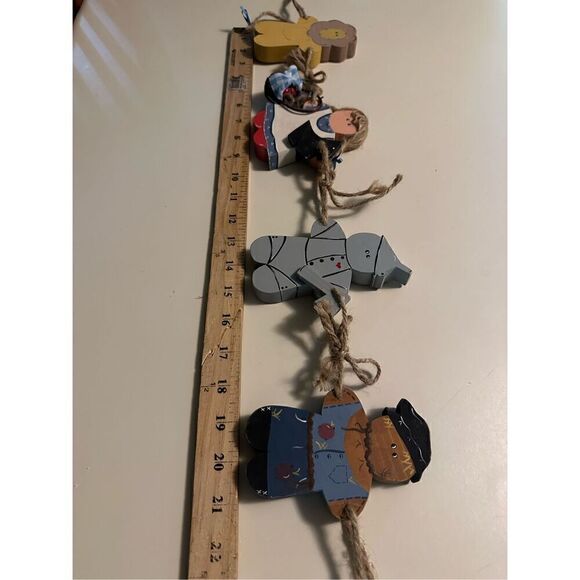 Wizard of Oz Painted Wooden Decor On String Garland Wendy Toto Lion Tin Man - Picture 6 of 9